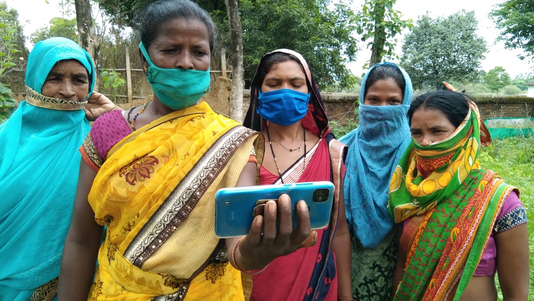स्व-सहायता समूह की महिलाओं ने अपने मोबाईल के माध्यम से लोकवाणी कार्यक्रम को सुना